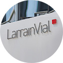 Logo LarrainVial en frontis de edificio