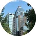 Logo LarrainVial en frontis de edificio