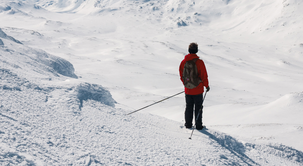 Hombre en la montaña practicando ski
