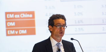 Alexis de Mones, de Ashmore, en entrevista con El Mercurio