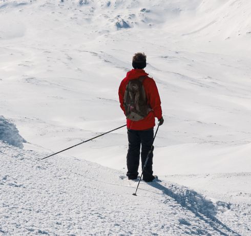 Hombre en la montaña practicando ski