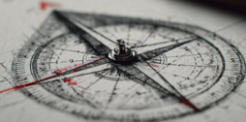 Mujer tomando notas con un lápiz rojo