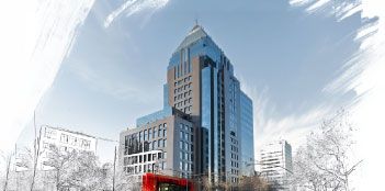 Fotografía de las oficinas de LarrainVial en Santiago con una capa de dibujo estilo croquis