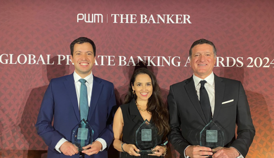 Pablo Méndez, Amparo Noguera y Gonzalo Córdova de LV en premiación internacional 2024.