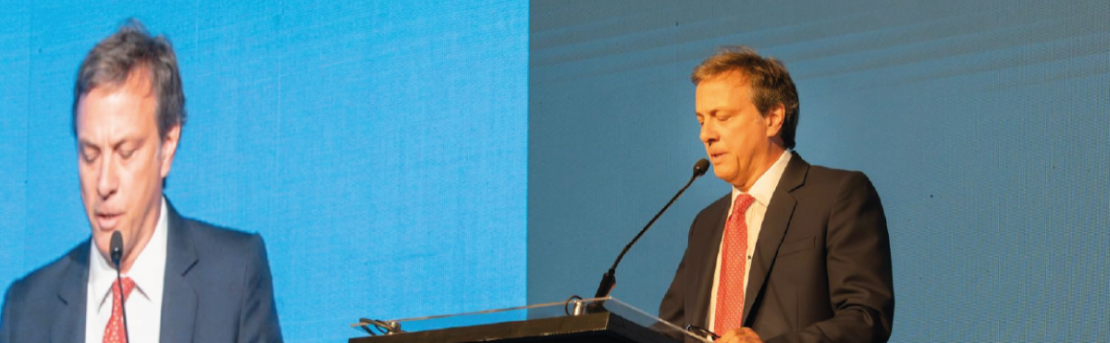 Andrés Trivelli se dirige al público de los seminarios de LarrainVial