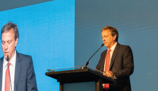 Andrés Trivelli se dirige al público de los seminarios de LarrainVial