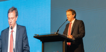 Andrés Trivelli se dirige al público de los seminarios de LarrainVial